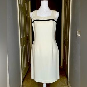 Casual white with black details dress.